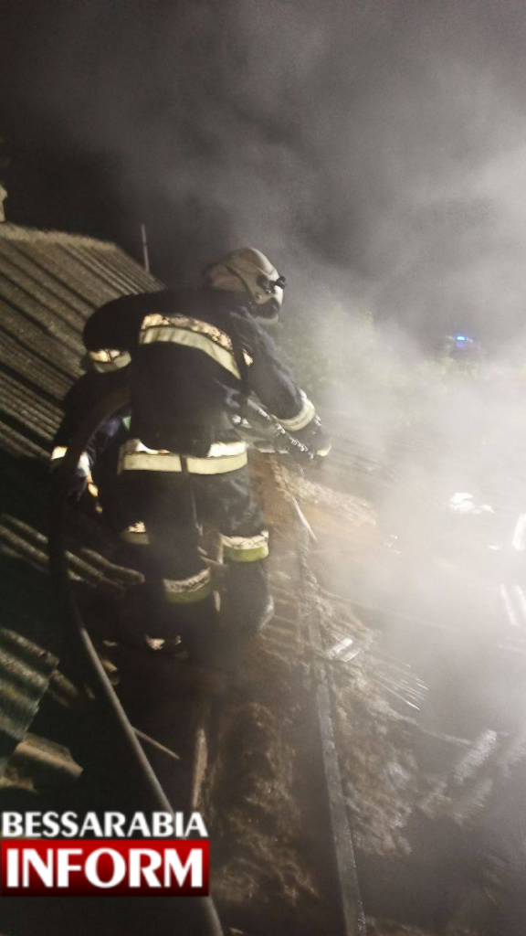 На Білгород-Дністровщині врятували чоловіка, який ледь не згорів у занедбаному будинку