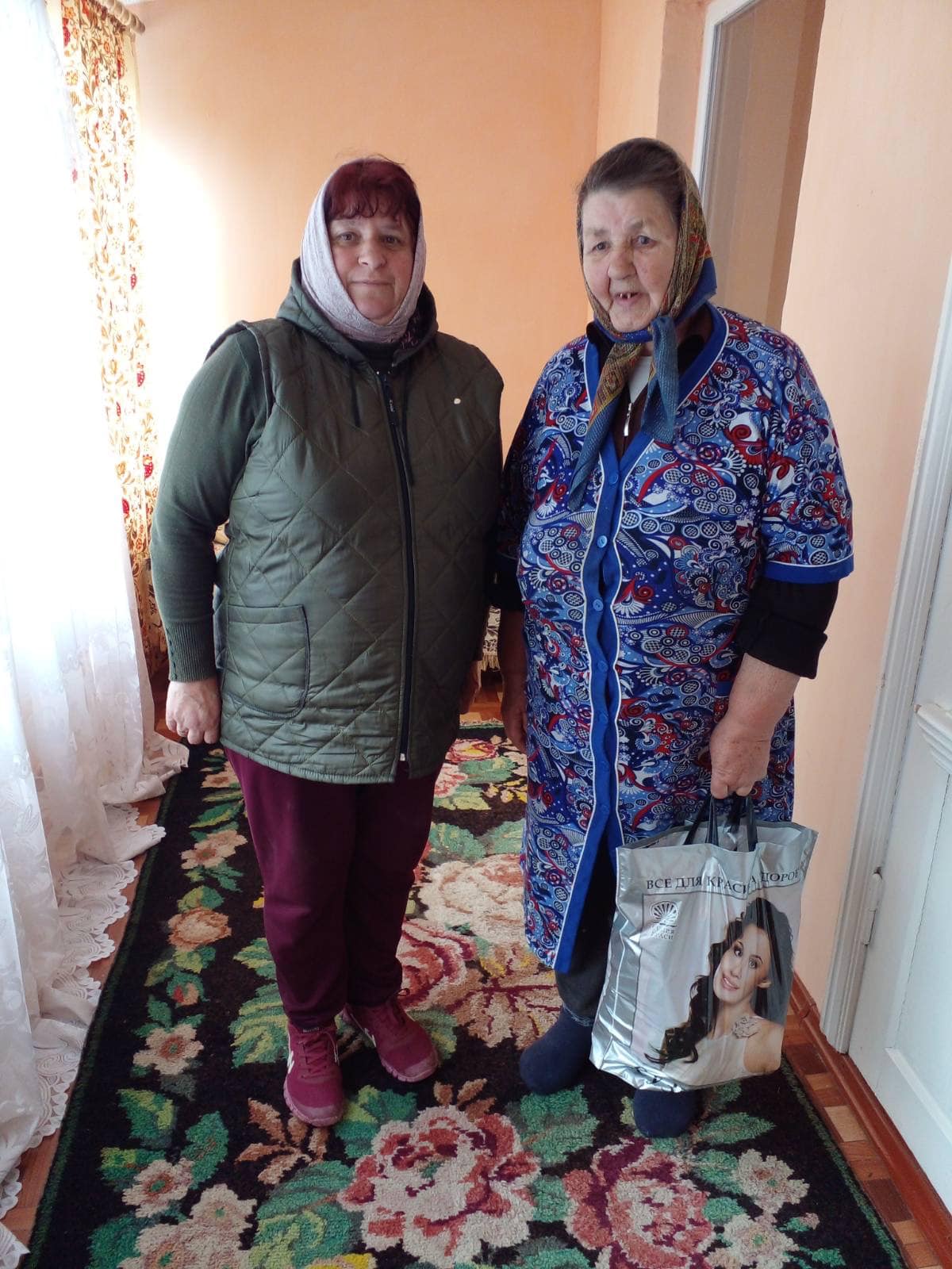 Напередодні Великодня в громаді Білгород- Дністровського району літнім мешканцям вручили святкові подарунки