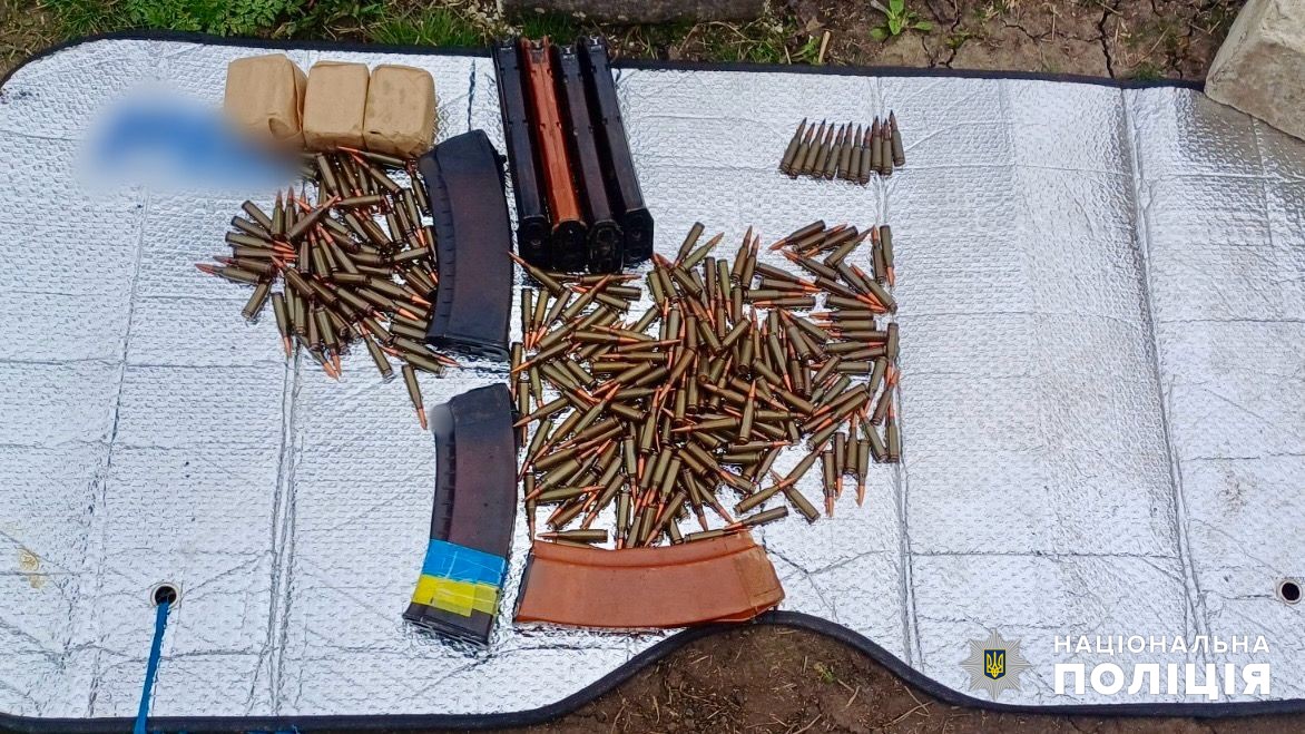 Жителька Одещини заявила в поліцію на свого співмешканця, який облаштував арсенал боєприпасів у себе вдома