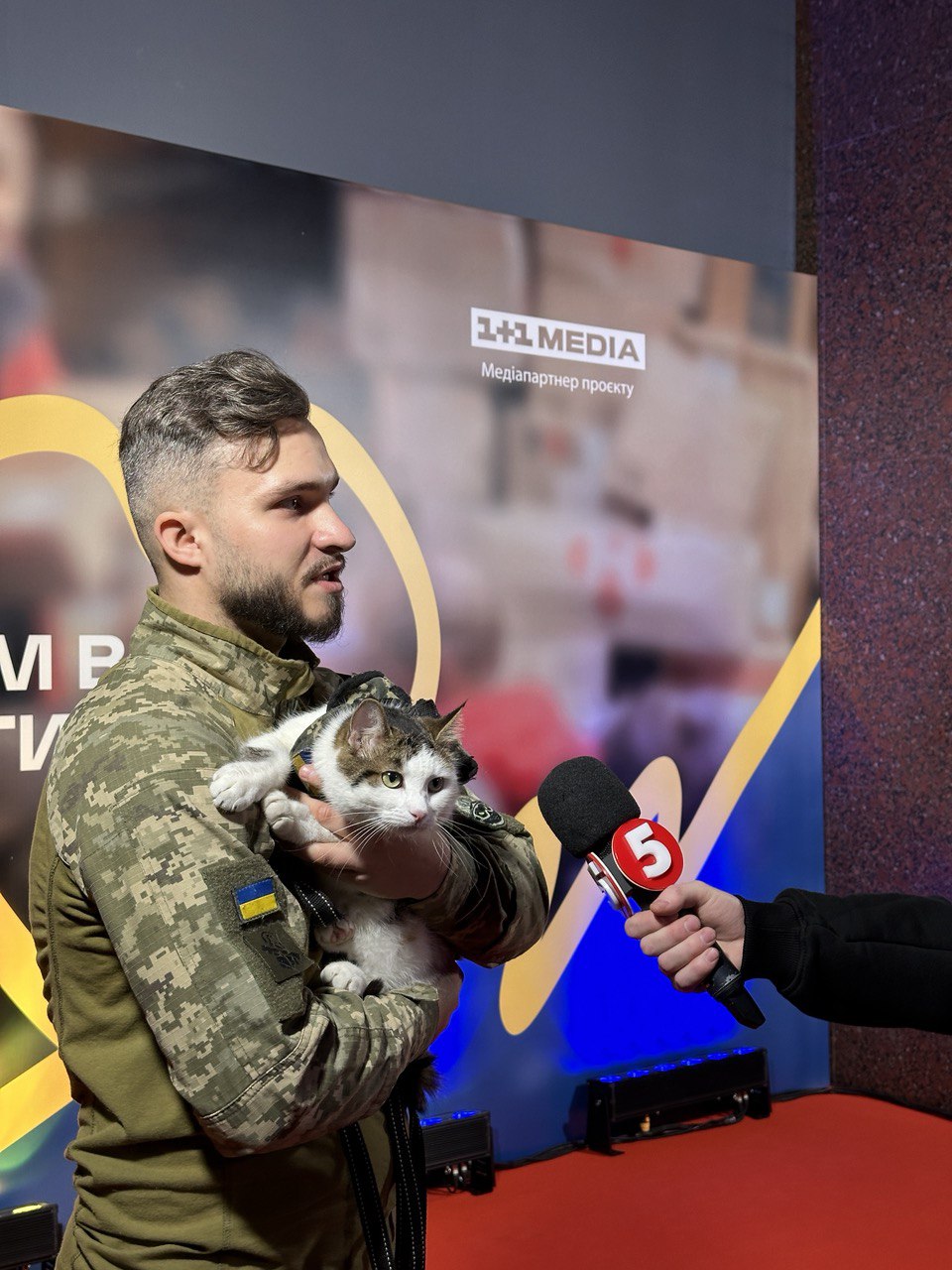 Улюбленці мільйонів: Олександр Ляшук і кіт-зірка Шайба завітали на інтерв'ю з "Бессарабією INFORM" до Ізмаїла, де виріс військовий