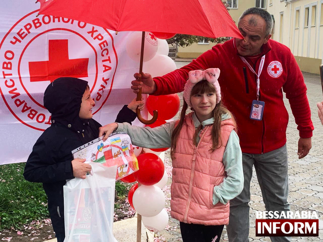 Награждение и мастер-класс по первой помощи на свежем воздухе - на днях в Измаиле состоялось полезное мероприятие от "Красного Креста"
