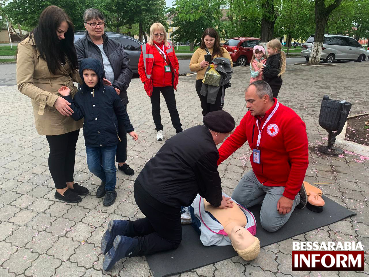 Награждение и мастер-класс по первой помощи на свежем воздухе - на днях в Измаиле состоялось полезное мероприятие от "Красного Креста"
