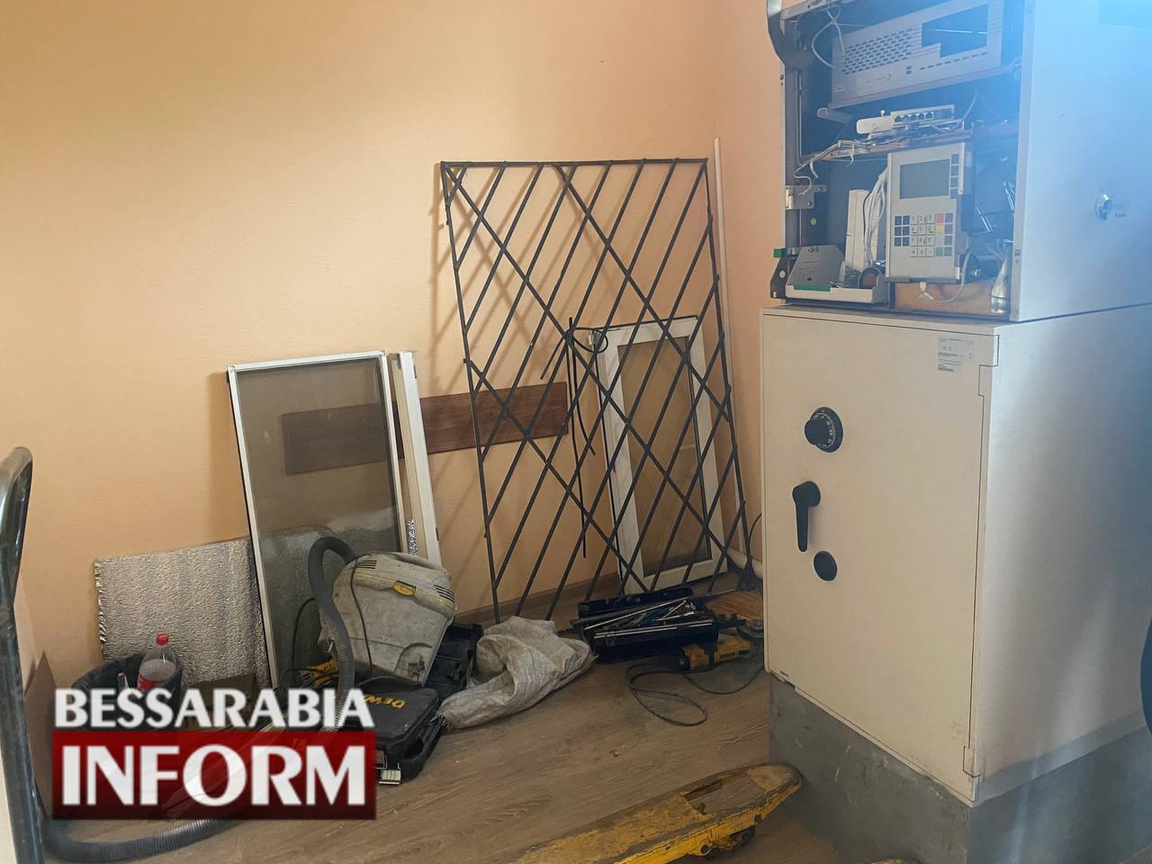 Глава Бородинского общества пошел на хитрость, чтобы установить банкомат в поселке
