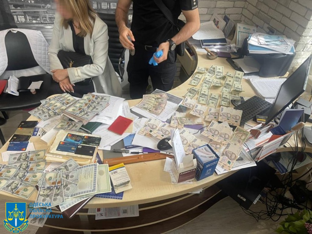 Чиновница Одесского областного центра психического здоровья за деньги помогала мужчинам получить отсрочку от призыва