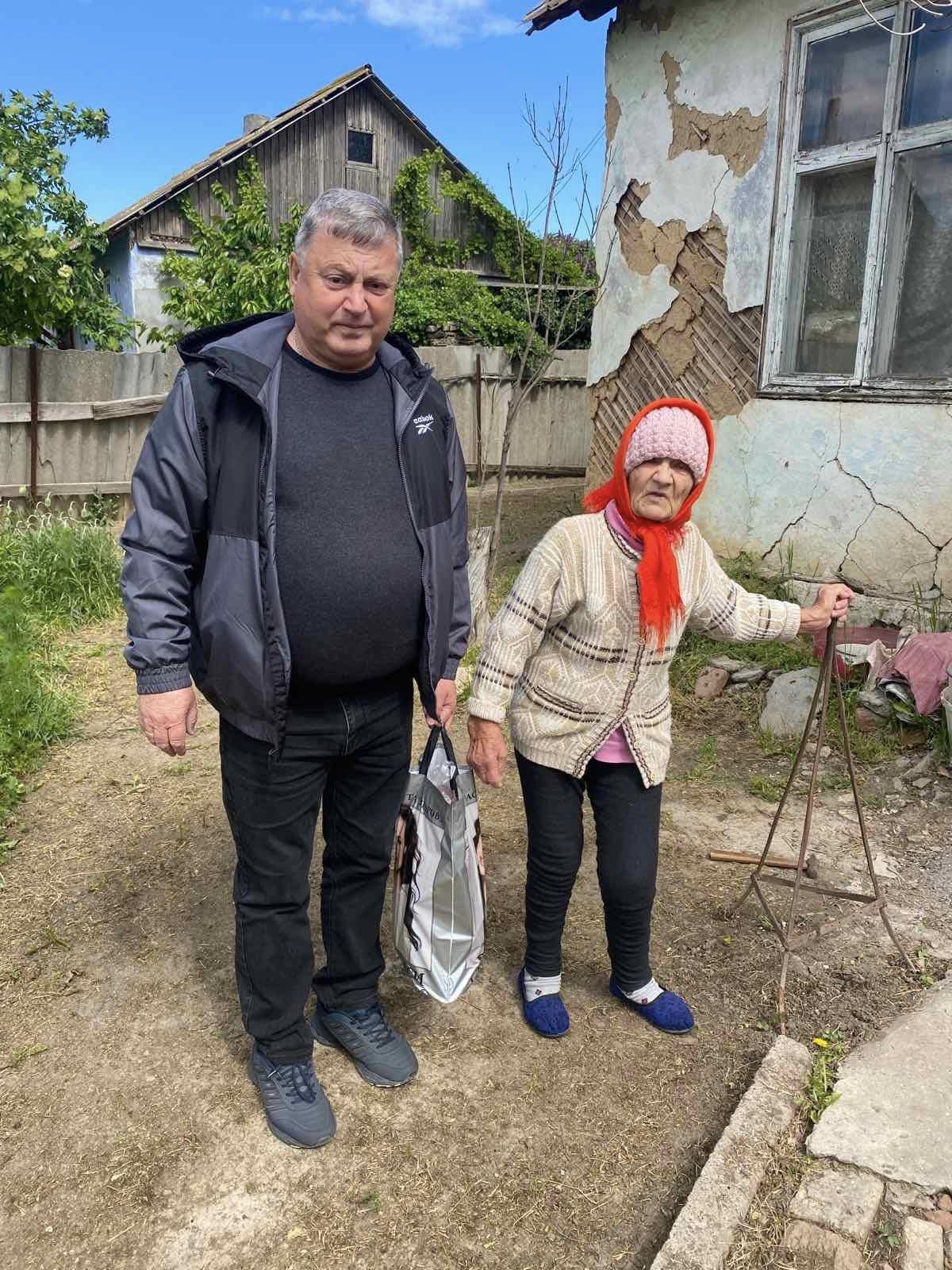 Напередодні Великодня в громаді Білгород- Дністровського району літнім мешканцям вручили святкові подарунки