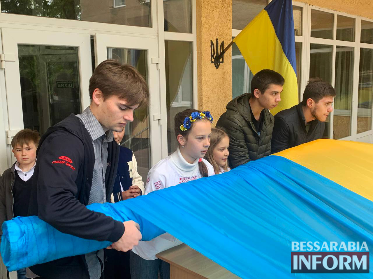 Ізмаїлом пронесли стометровий прапор України: в одних були сльози на очах, а інші прийшли "покрасоваца"