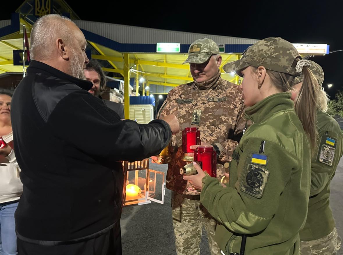 Прикордонники Одещини на ПП «Старокозаче» зустріли Благодатний Вогонь з Молдови