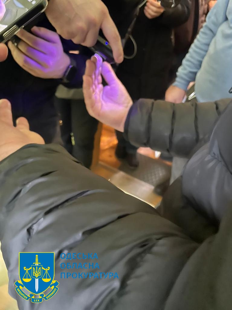 В Одеській області працівник міграційної служби вимагав хабар з багатодітного батька