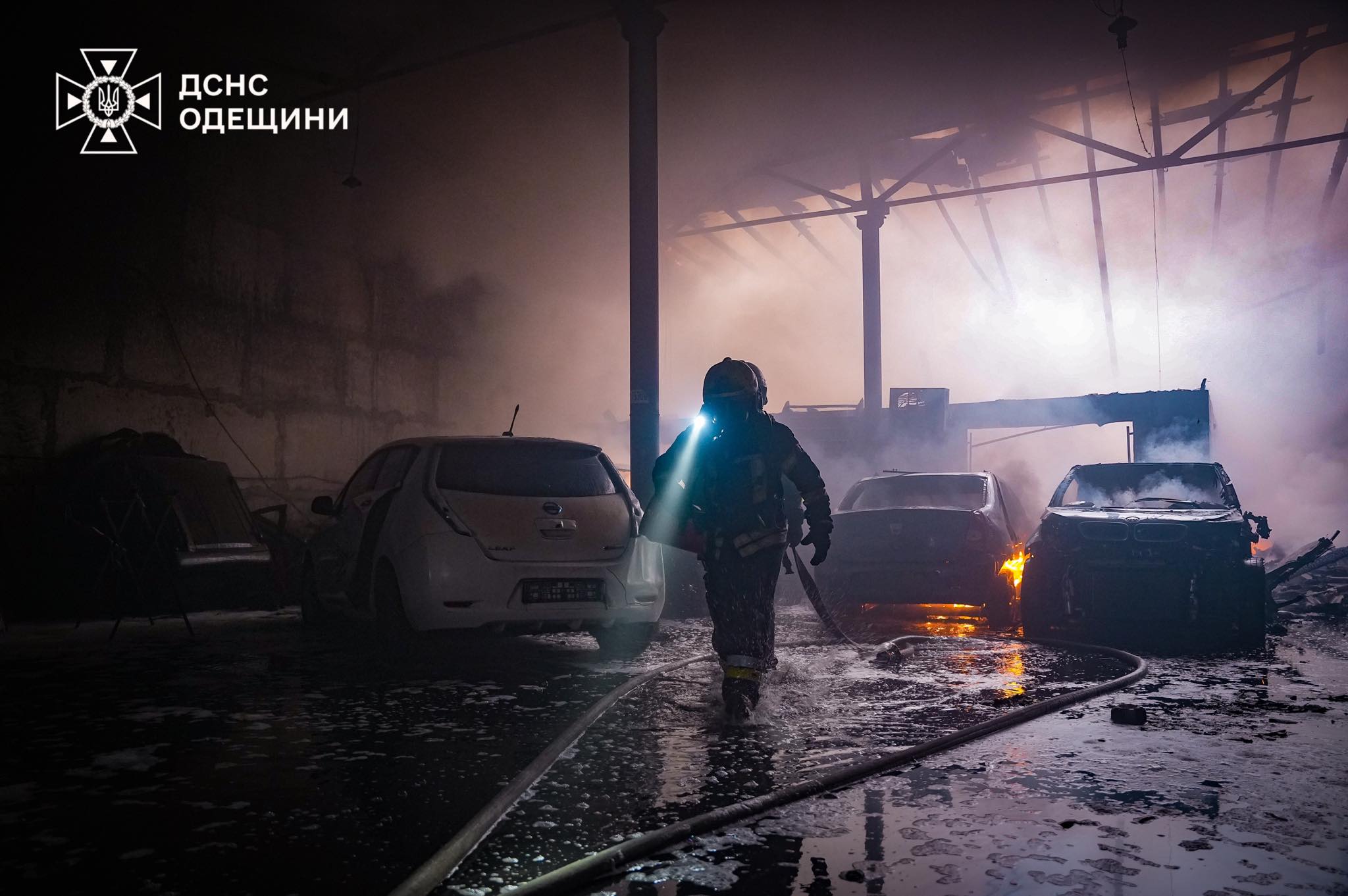 За день в Одесі згоріли декілька авто, дах будівлі та склад із взуттям