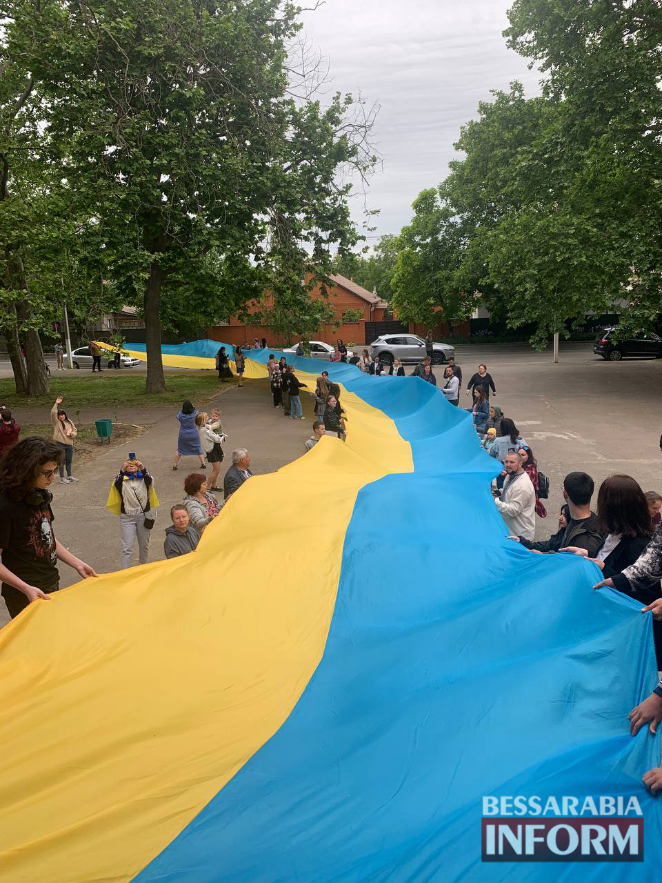 Ізмаїлом пронесли стометровий прапор України: в одних були сльози на очах, а інші прийшли "покрасоваца"