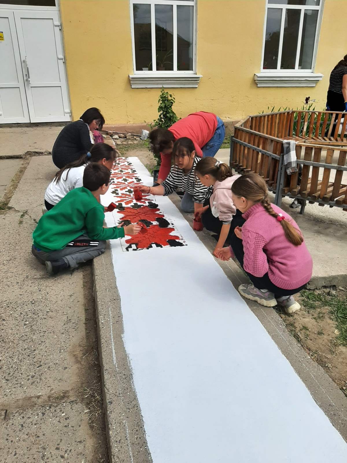 Креативно відзначили свято: в школі Ізмаїльського району з’явився тротуар у вигляді вишиванки