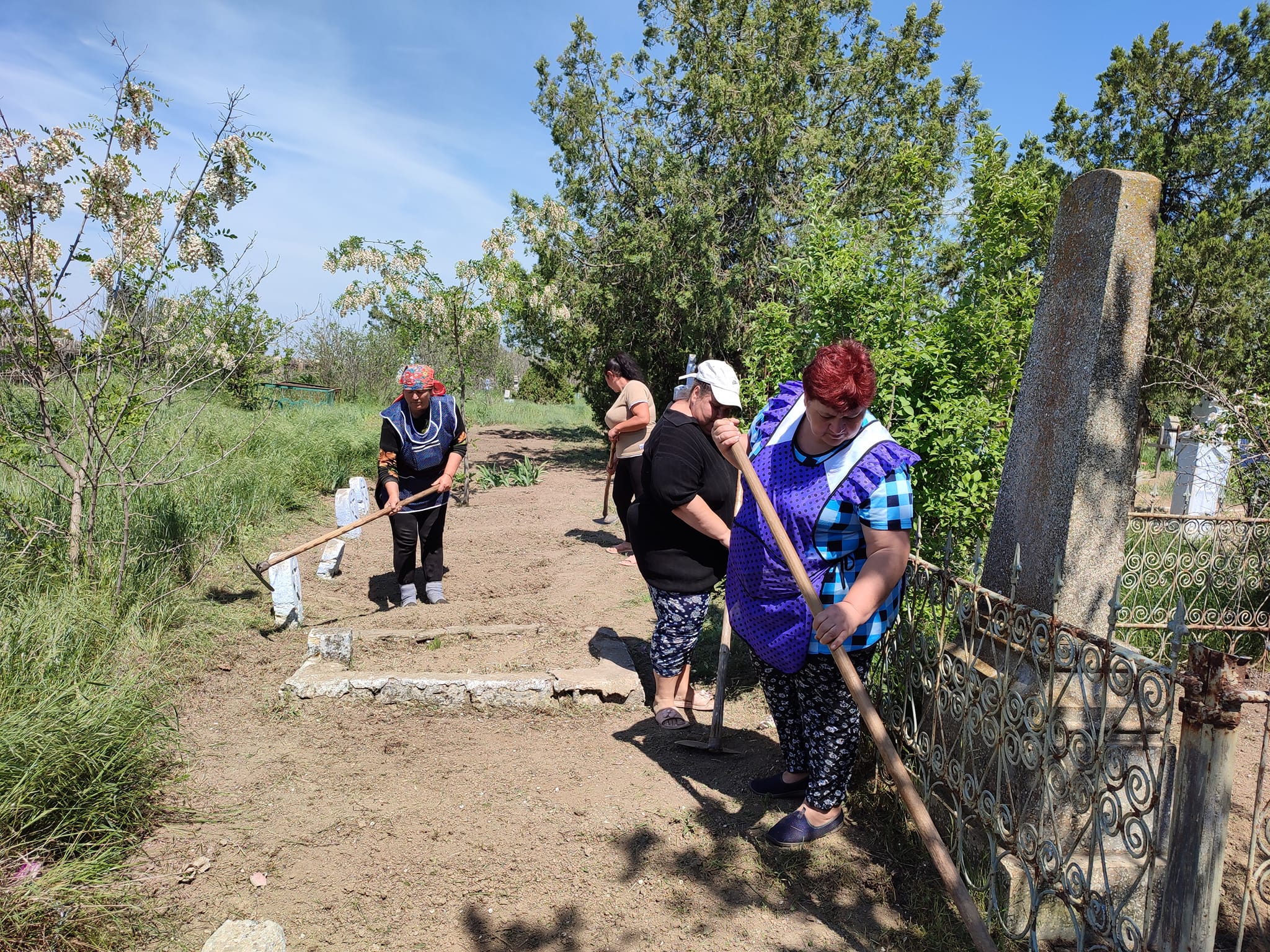 У громаді Ізмаїльщини безробітні жінки залучені до прибирання могил загиблих воїнів