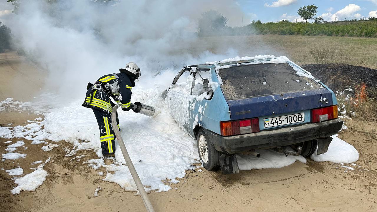 В Ізмаїльському районі вчора горіли будівля та автомобіль