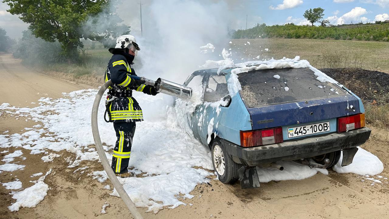 В Ізмаїльському районі вчора горіли будівля та автомобіль