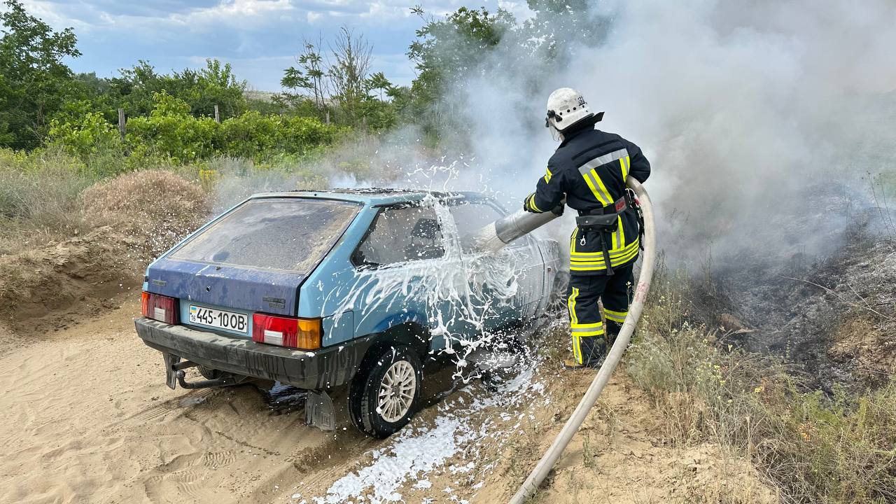 В Ізмаїльському районі вчора горіли будівля та автомобіль