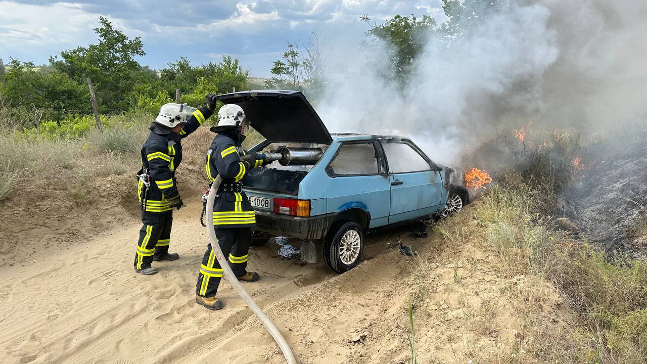 В Ізмаїльському районі вчора горіли будівля та автомобіль