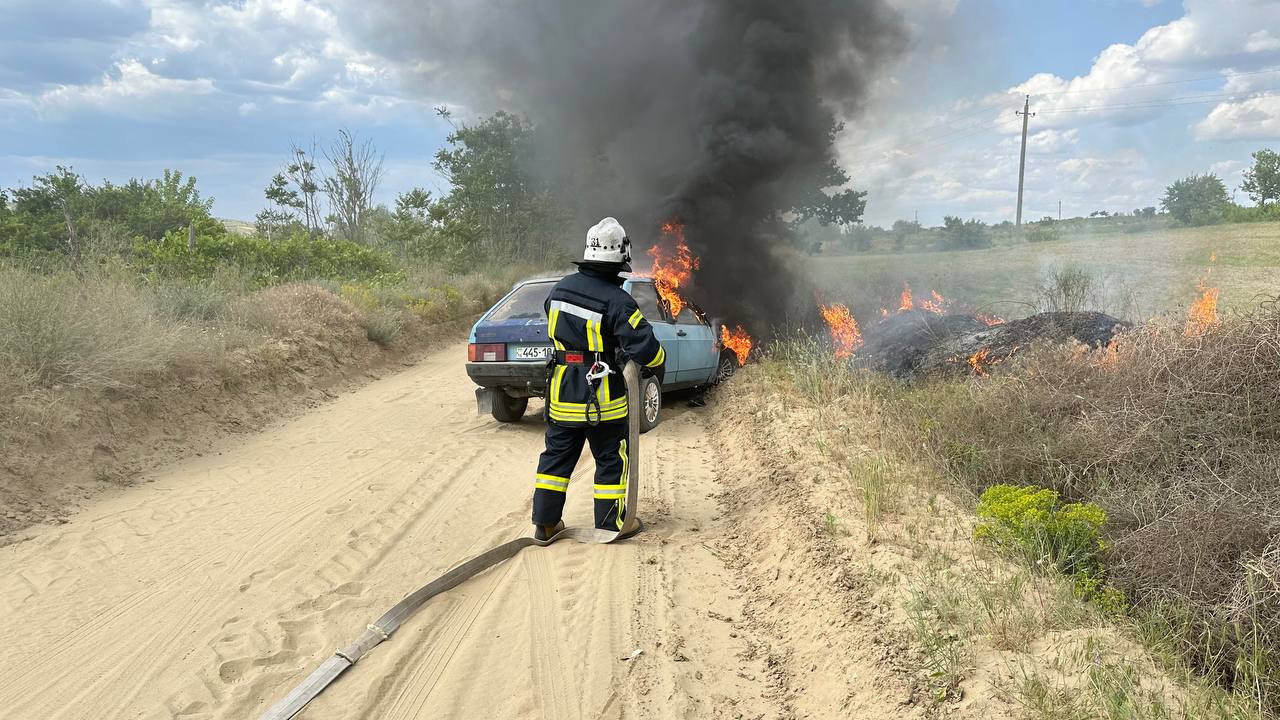 В Ізмаїльському районі вчора горіли будівля та автомобіль