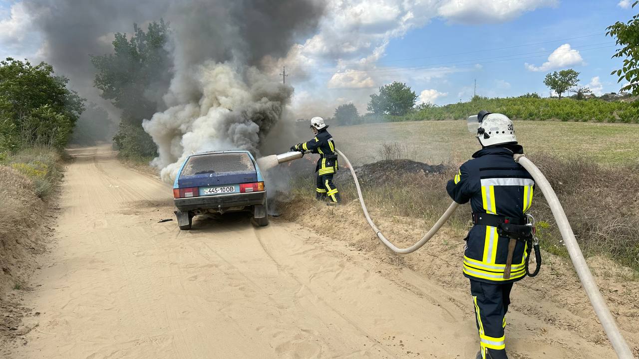 В Ізмаїльському районі вчора горіли будівля та автомобіль