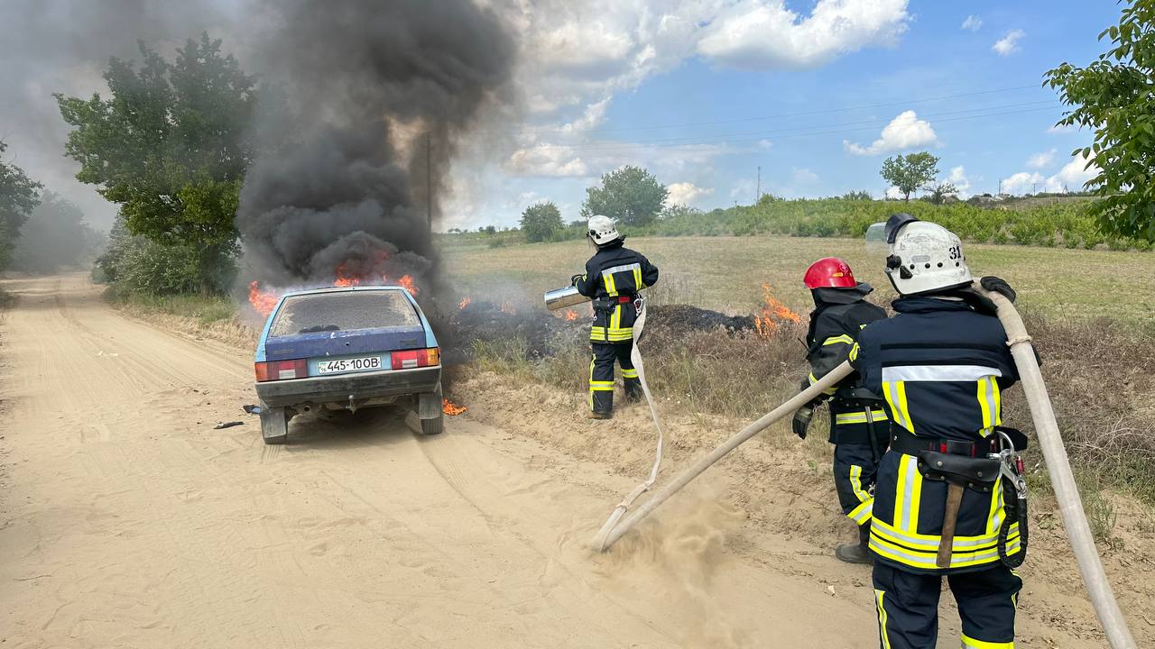 В Ізмаїльському районі вчора горіли будівля та автомобіль