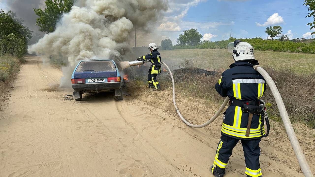 В Ізмаїльському районі вчора горіли будівля та автомобіль