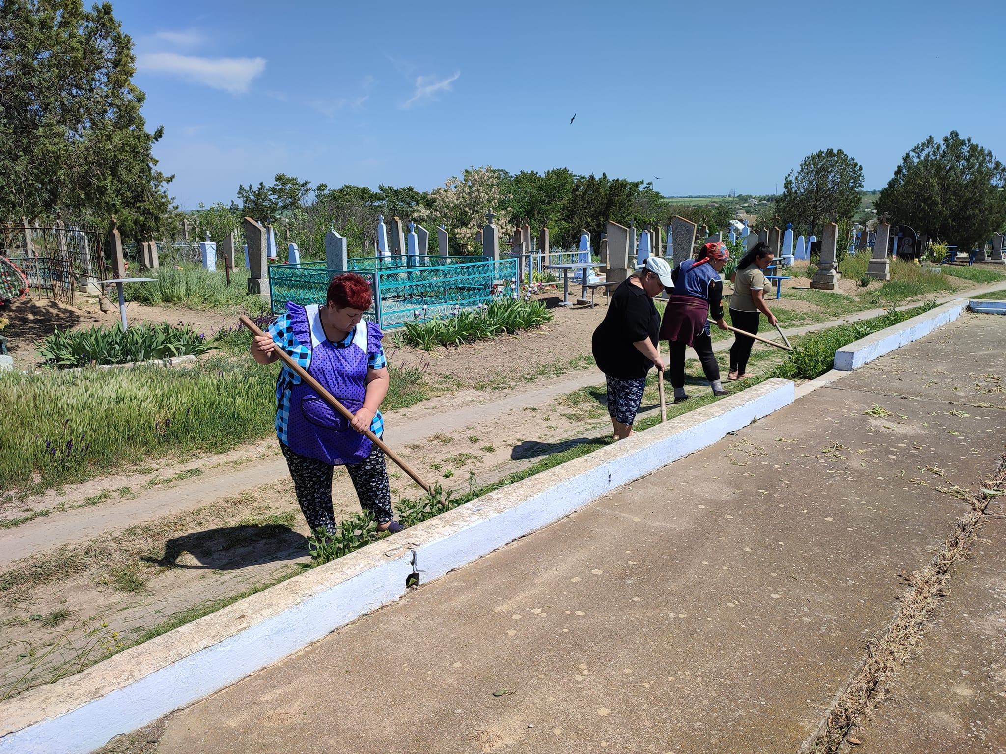 У громаді Ізмаїльщини безробітні жінки залучені до прибирання могил загиблих воїнів