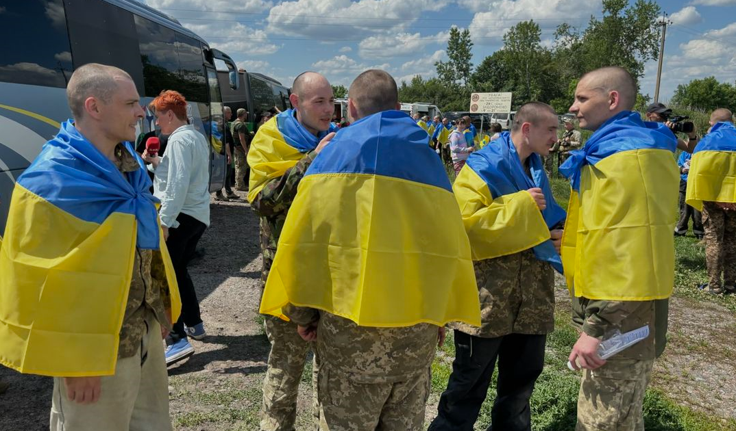 З російського полону повернули п'ятьох захисників Зміїного з Кілії та Вилкового