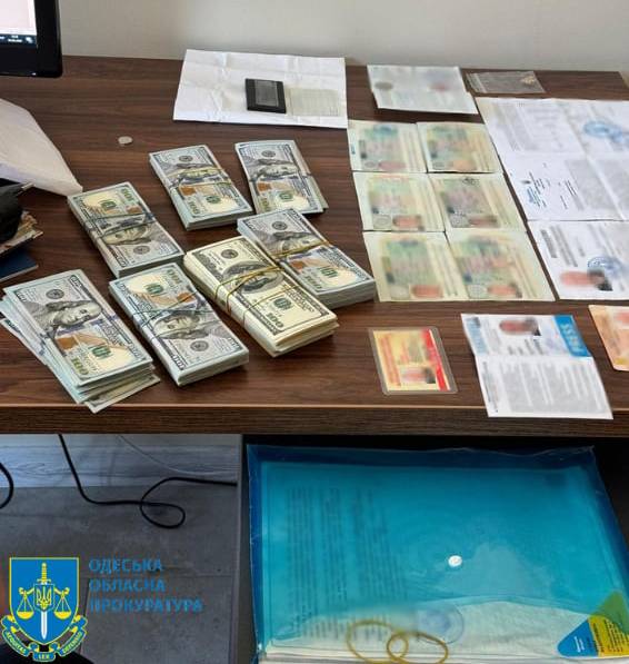 На Одещині працівники прокуратури вимагали в іноземця хабар в сумі десятків доларів