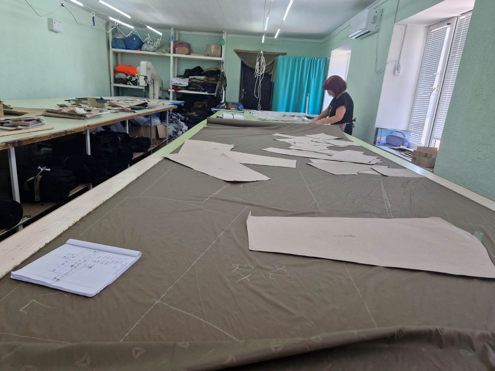 В Болграді підприємство з пошиття одягу для полювання перекваліфікувалось і тепер відшиває військовий одяг для українських захисників