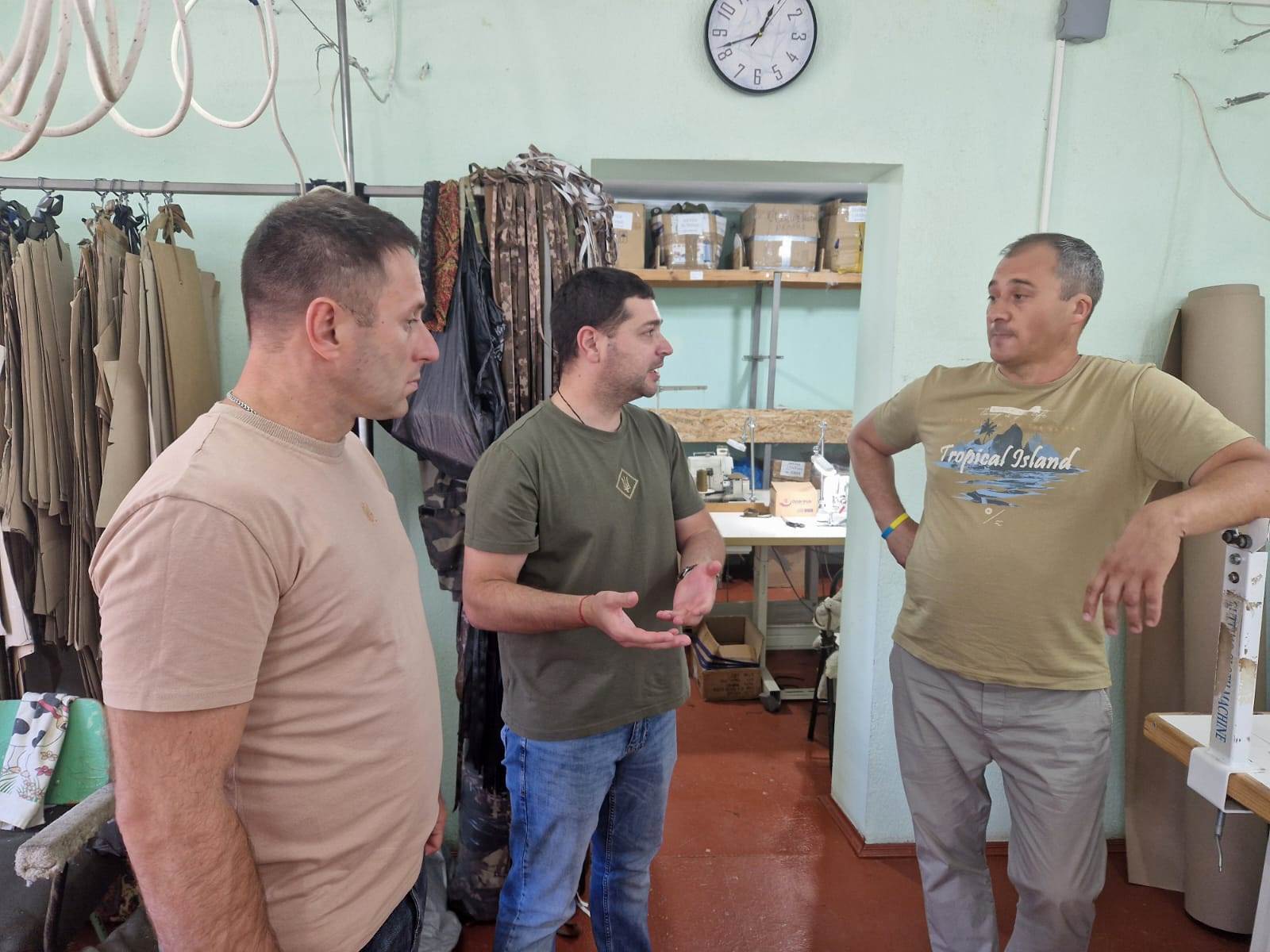 В Болграді підприємство з пошиття одягу для полювання перекваліфікувалось і тепер відшиває військовий одяг для українських захисників