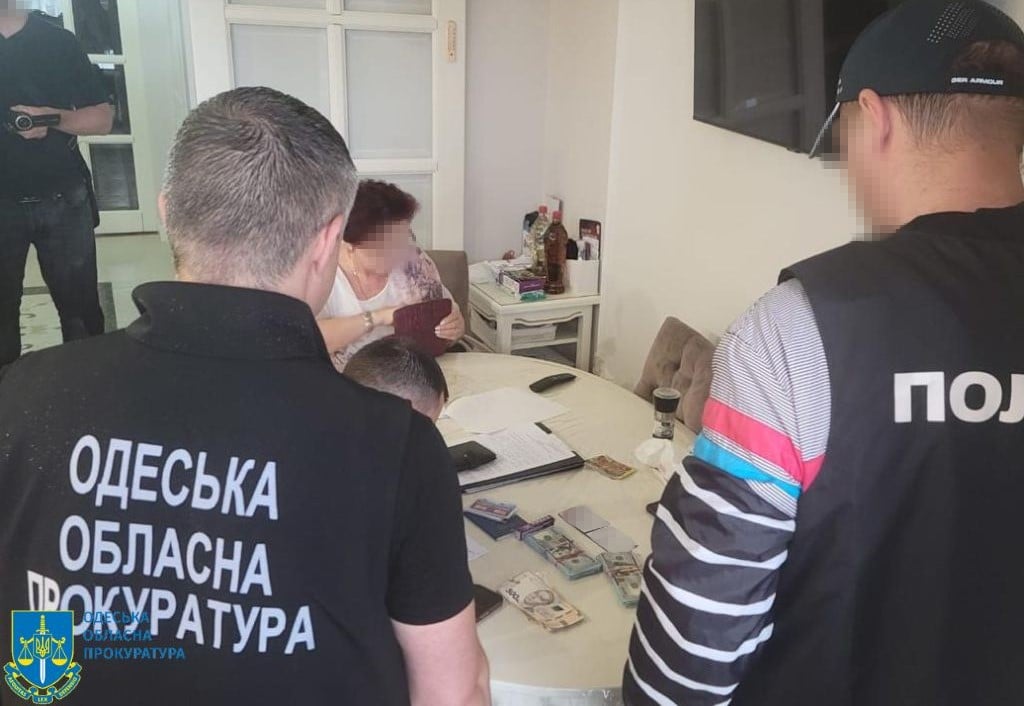 Голова однієї з громад Білгород-Дністровського району разом зі спільниками вимагав хабар у вирішенні земельного питання