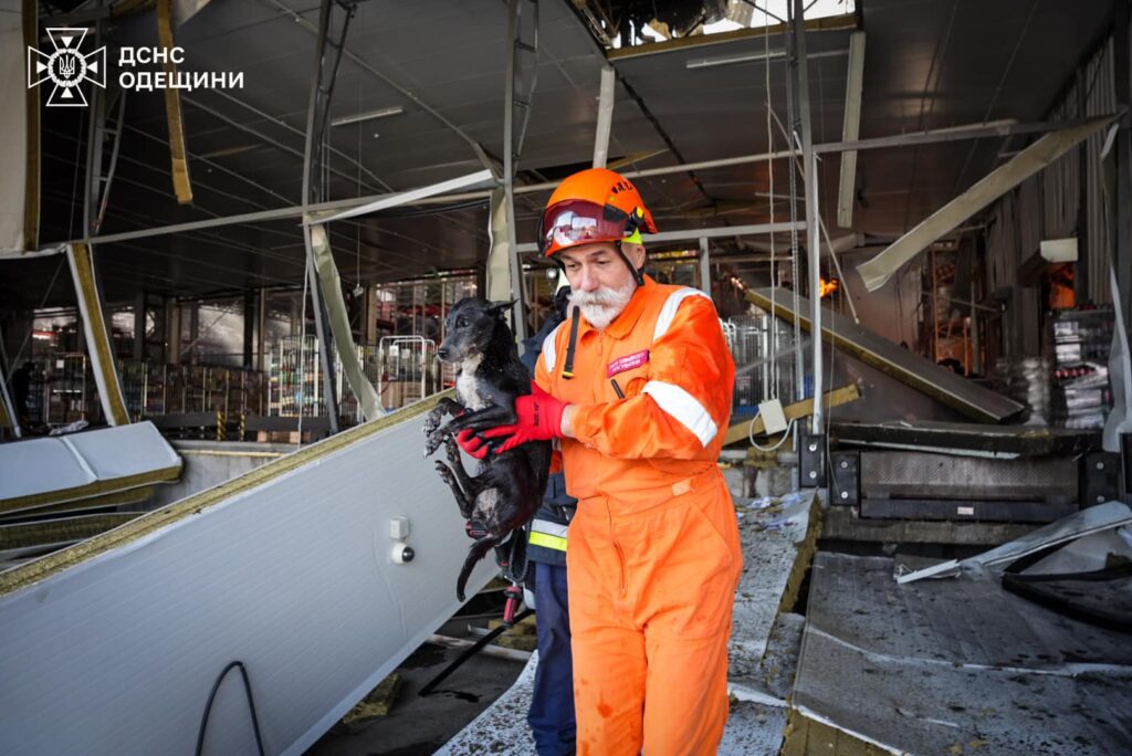 Рятувальники ліквідували масштабну пожежу, що виникла внаслідок ворожої атаки по Одесі