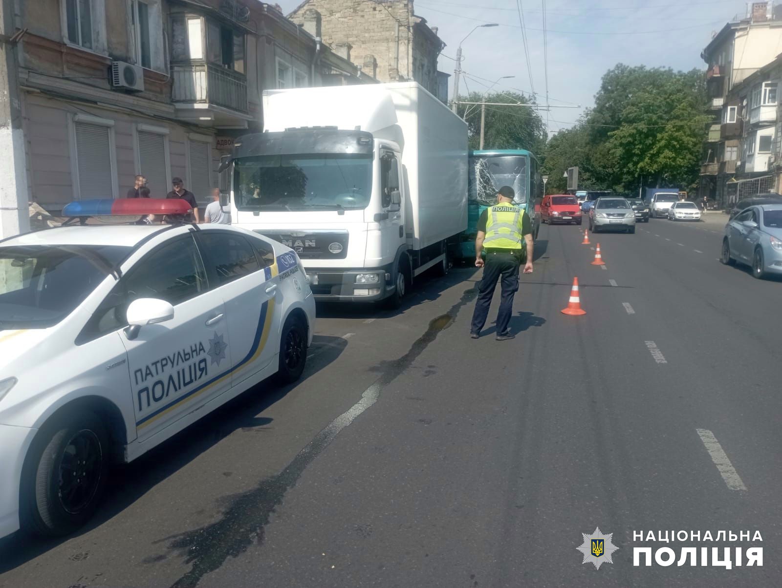 Водій маршрутки врізався у вантажівку на одній з вулиць Одеси