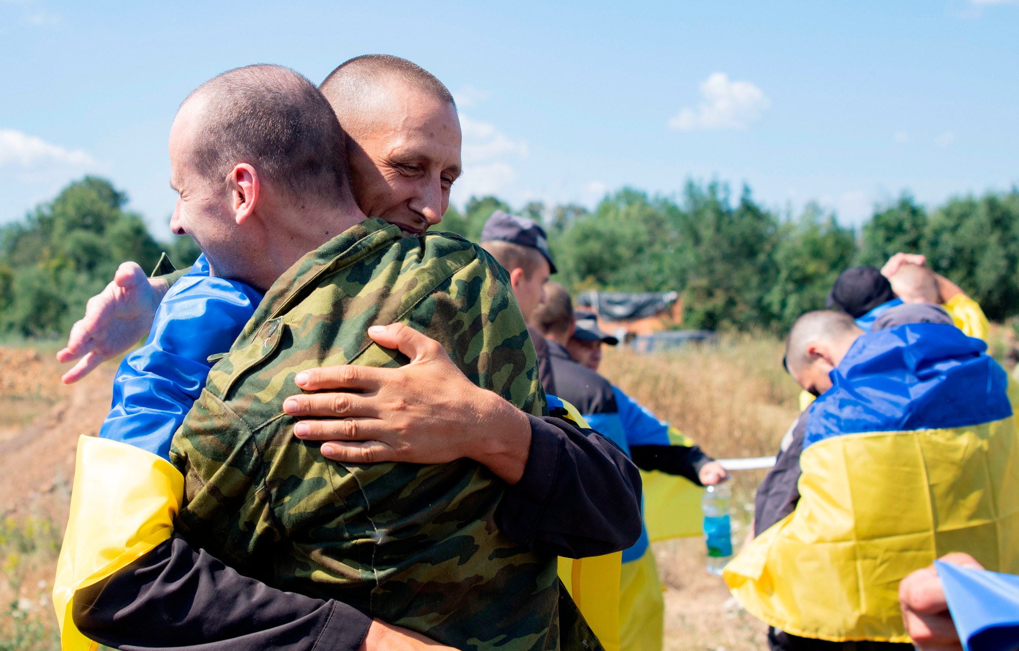 Сьогодні з ворожого полону ступили на рідну землю ще 95 українських військовослужбовців