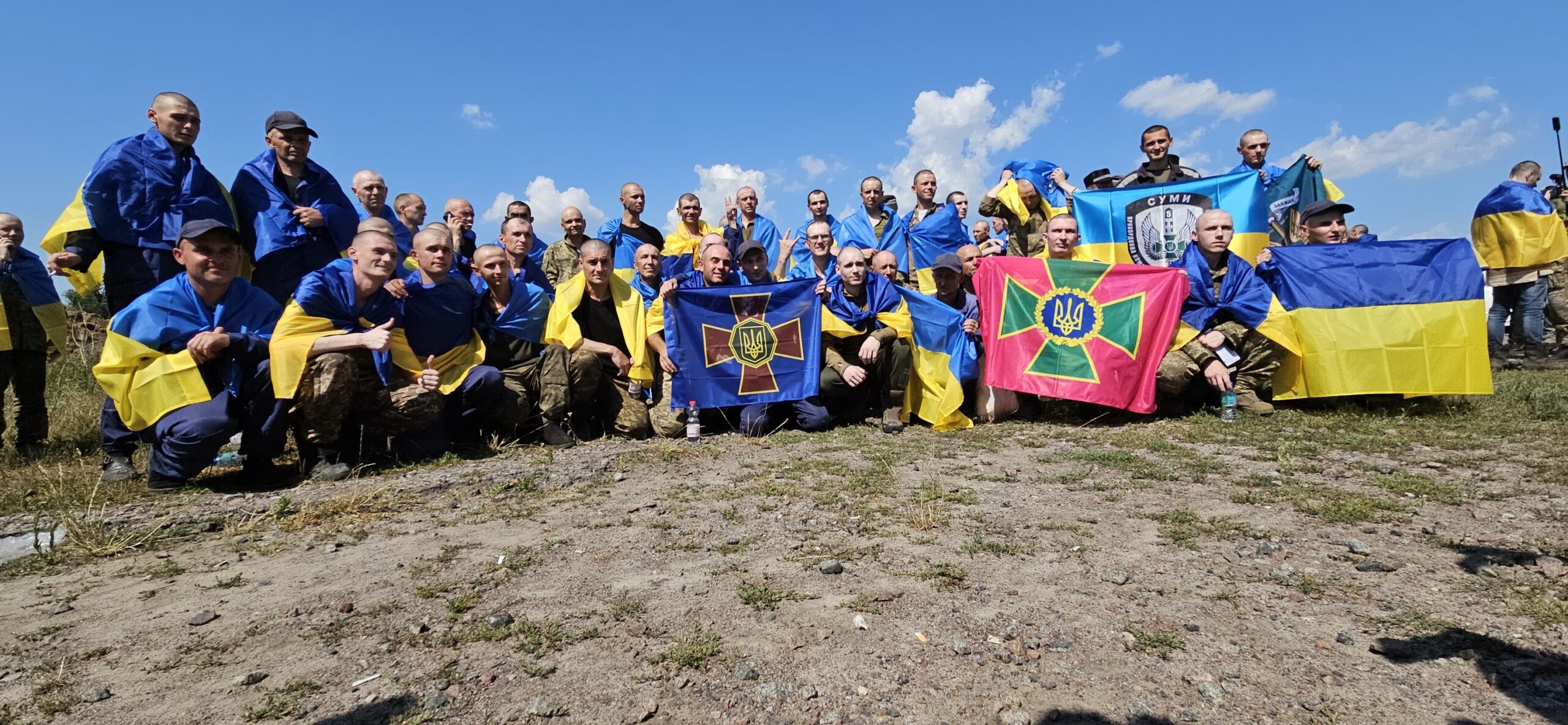 Сьогодні з ворожого полону ступили на рідну землю ще 95 українських військовослужбовців