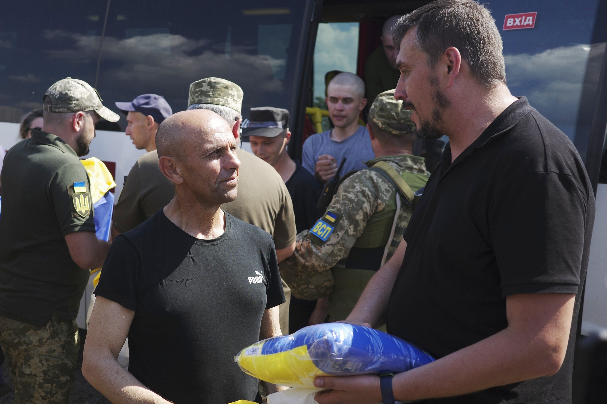 Сьогодні з ворожого полону ступили на рідну землю ще 95 українських військовослужбовців