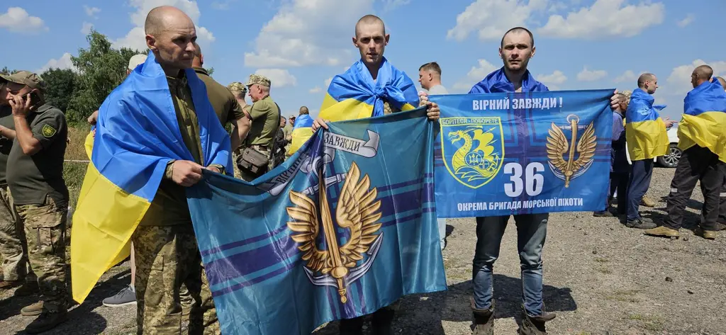 Сьогодні з ворожого полону ступили на рідну землю ще 95 українських військовослужбовців