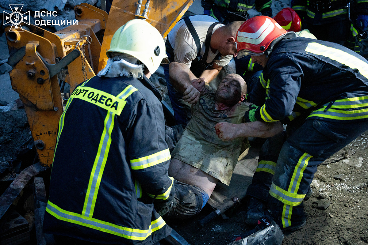 В Одеському порту люди опинилися під завалами внаслідок руйнування будівлі - кадри порятунку