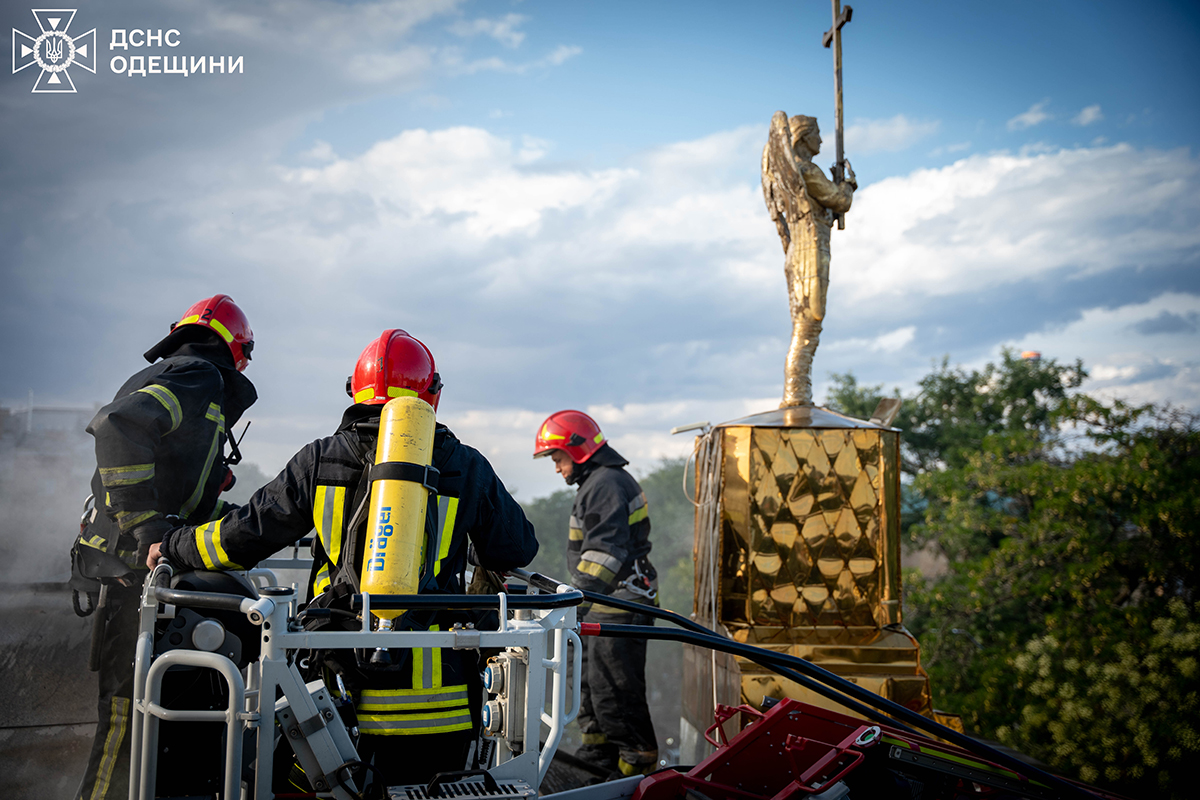 В Одесі ледь не згорів храм: з полум’ям боролись 29 рятувальників