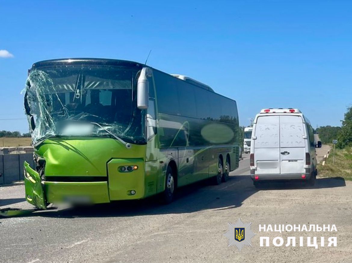 На дорогах Одещини сталося дві ДТП за участю пасажирських автобусів та вантажівки