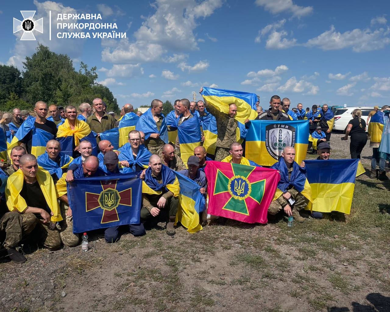 Сьогодні з ворожого полону ступили на рідну землю ще 95 українських військовослужбовців