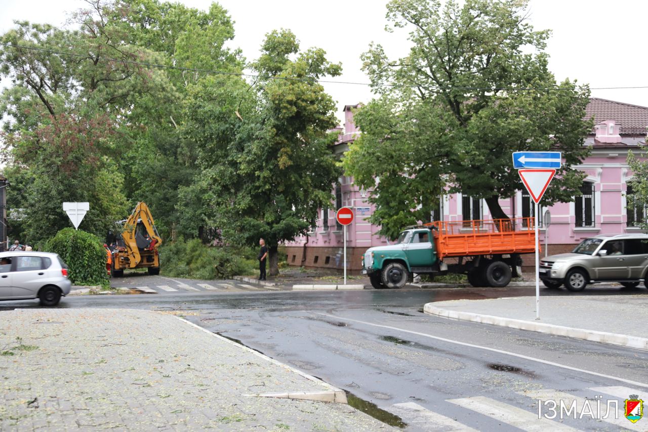 Потрощені дерева, "гірлянди" обірваних дротів та половина міста без світла - таким залишила після себе Ізмаїл сильна гроза