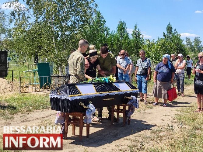 Він так хотів, щоб мати ним пишалася: Болградщина провела в останню путь свого Захисника Артема Будяна