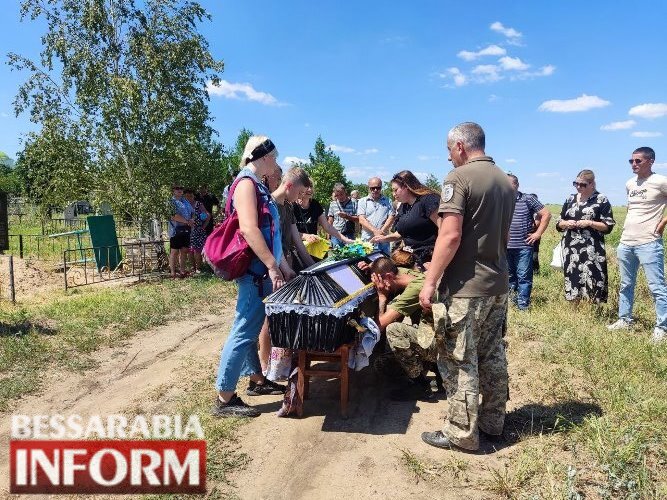 Він так хотів, щоб мати ним пишалася: Болградщина провела в останню путь свого Захисника Артема Будяна