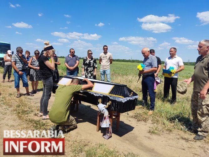 Він так хотів, щоб мати ним пишалася: Болградщина провела в останню путь свого Захисника Артема Будяна