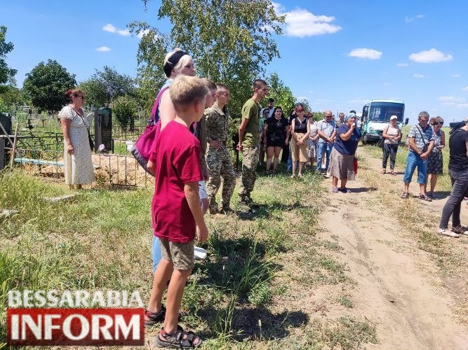 Він так хотів, щоб мати ним пишалася: Болградщина провела в останню путь свого Захисника Артема Будяна