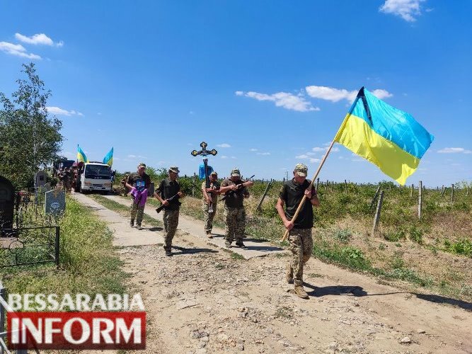 Він так хотів, щоб мати ним пишалася: Болградщина провела в останню путь свого Захисника Артема Будяна