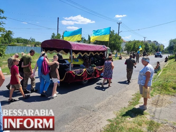 Він так хотів, щоб мати ним пишалася: Болградщина провела в останню путь свого Захисника Артема Будяна