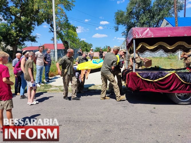 Він так хотів, щоб мати ним пишалася: Болградщина провела в останню путь свого Захисника Артема Будяна