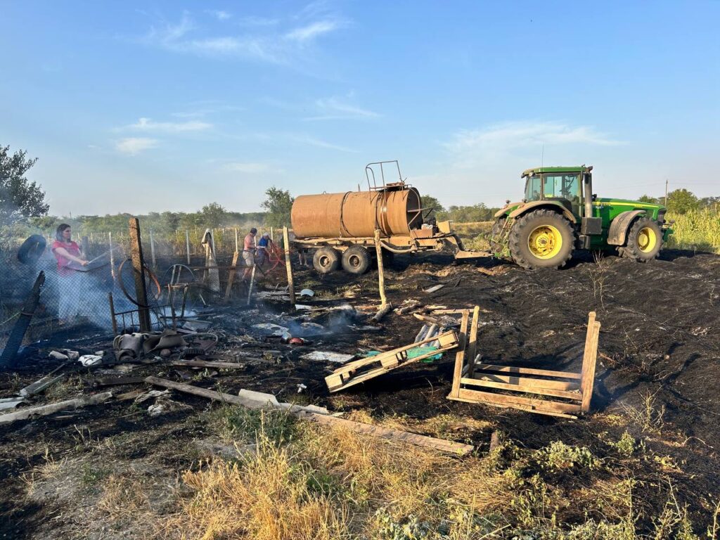 Вогонь з сухої трави перекинувся на будинок: стихійне полум'я наробило лиха на Білгород-Дністровщині