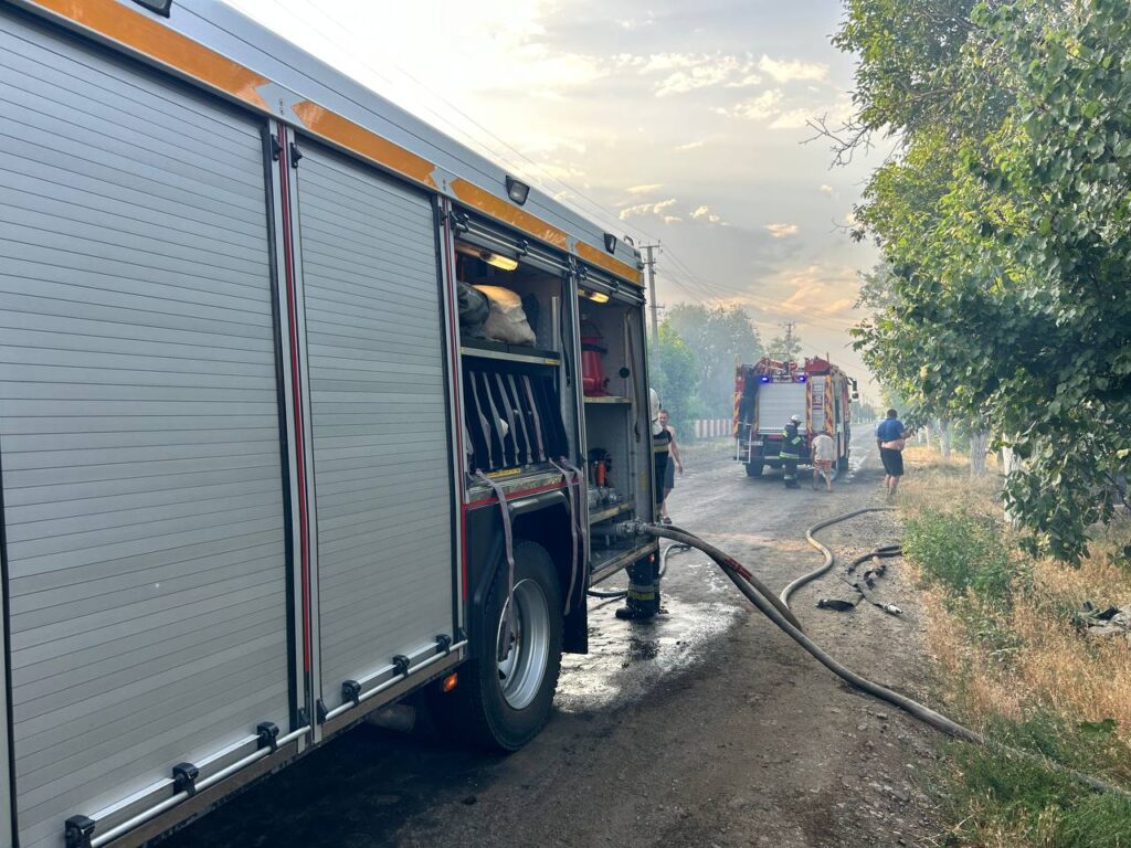 Вогонь з сухої трави перекинувся на будинок: стихійне полум'я наробило лиха на Білгород-Дністровщині